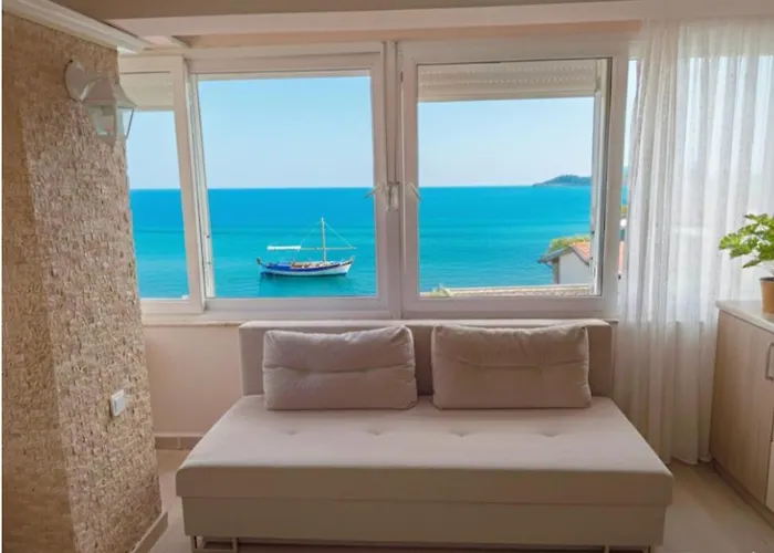 דירה Kusadasi Denize Ve Plaja Sifir, Afife Apart *